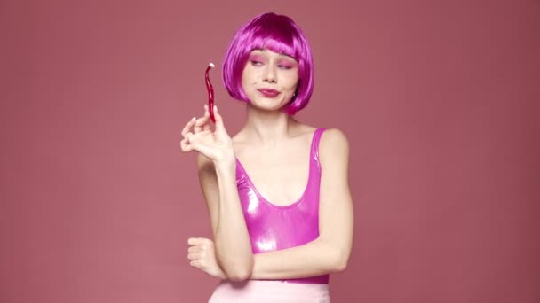 Запутавшаяся Девушка Розовыми Волосами Отказывается Бриться Бритвой Стоящей Розовом Фоне — стоковое видео