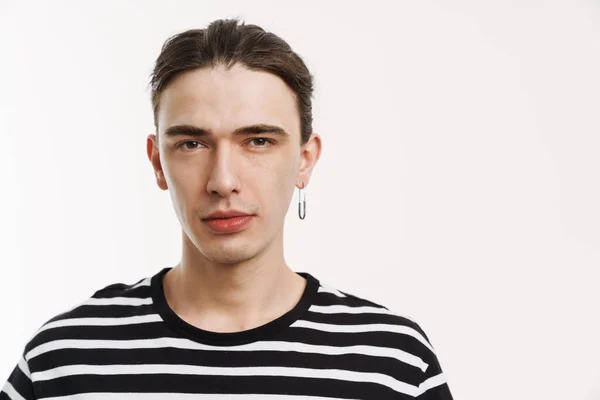Ung Vit Man Med Örhänge Poserar Och Tittar Kameran Isolerad — Stockfoto