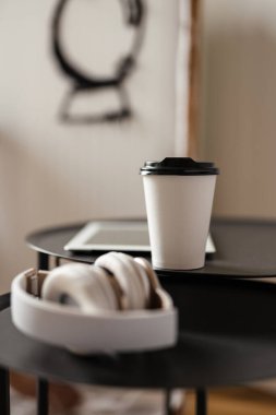 Heasphone 'ları kapatın ve kapalı bir masada yemek kupası koyun.