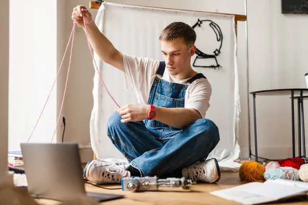 Mladý Bílý Muž Pomocí Notebooku Šicí Stroj Při Práci Řemeslné — Stock fotografie