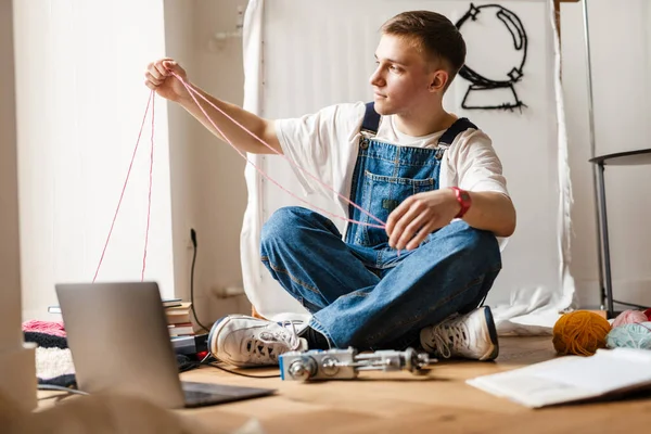 Ung Vit Man Med Bärbar Dator Och Symaskin När Arbetar — Stockfoto