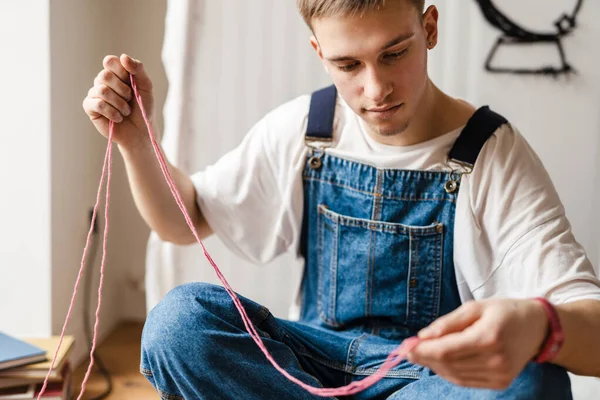 Ung Vit Man Bär Övergripande Arbetar Hantverk Matta Hemma — Stockfoto