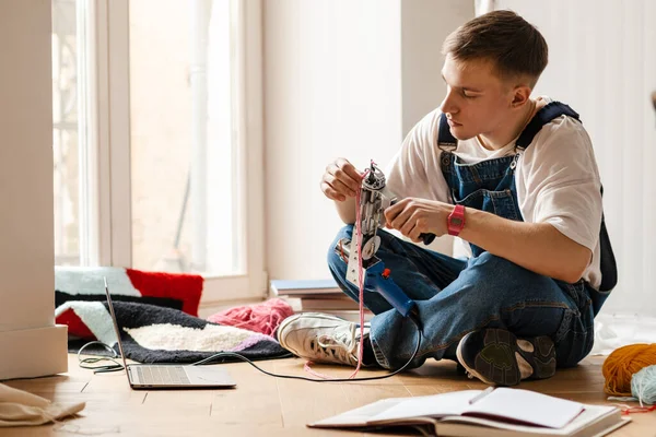 Genç Beyaz Adam Evde Halısı Üzerinde Çalışırken Dizüstü Bilgisayar Dikiş — Stok fotoğraf