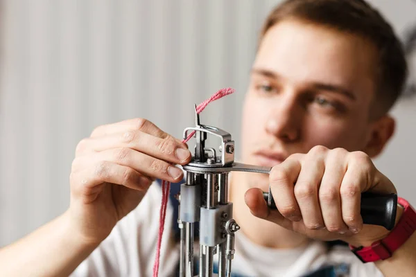 Joven Hombre Blanco Trabajando Con Máquina Coser Interiores — Foto de Stock