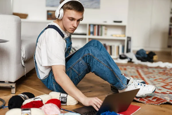Young Man Headphones Using Computer While Working Craft Rug Home — Stock Photo, Image