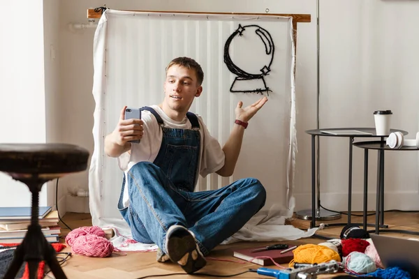 Jovem Branco Tomando Selfie Celular Enquanto Trabalhava Tapete Artesanato Casa — Fotografia de Stock