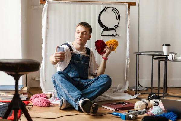 Jovem Branco Tomando Selfie Celular Enquanto Trabalhava Tapete Artesanato Casa — Fotografia de Stock