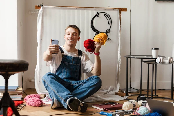 Jovem Branco Tomando Selfie Celular Enquanto Trabalhava Tapete Artesanato Casa — Fotografia de Stock