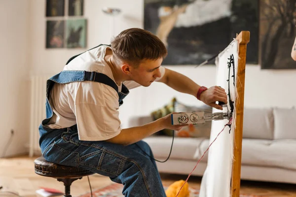 Ung Vit Man Bär Övergripande Arbetar Hantverk Matta Med Symaskin — Stockfoto