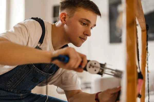 Mladý Bílý Muž Sobě Celkově Pracuje Řemeslné Koberec Šicím Strojem — Stock fotografie