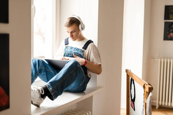 Jovem Fones Ouvido Usando Laptop Enquanto Trabalhava Tapete Artesanal Casa — Fotografia de Stock