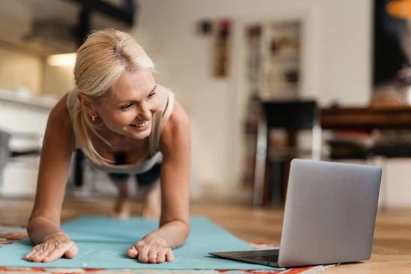 Blond Mogen Kvinna Ler Och Använder Laptop Yogautövandet Hemma — Stockfoto