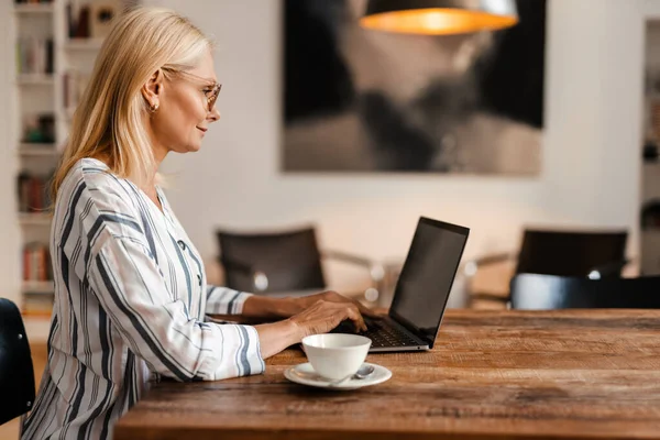 Blond Volwassen Vrouw Bril Glimlachen Terwijl Het Werken Met Laptop — Stockfoto