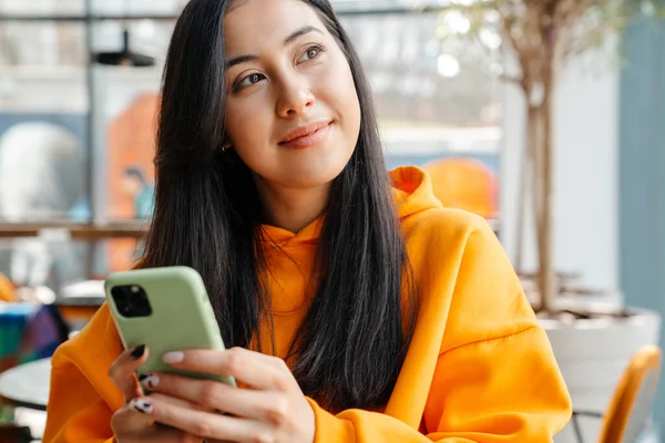 Leende Asiatisk Kvinna Som Använder Mobiltelefon Sittande Caféet — Stockfoto