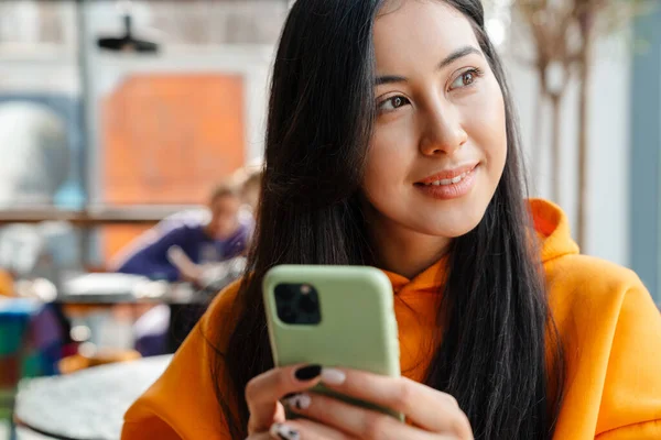 Leende Asiatisk Kvinna Som Använder Mobiltelefon Sittande Caféet — Stockfoto