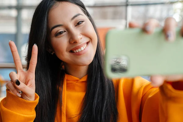 카페에서 셀카를 하면서 표시를 아시아인 여성을 가르치는 — 스톡 사진
