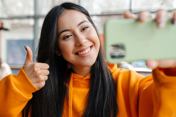 Asiatisk Kvinna Gestikulera Tummen Upp Medan Tar Selfie Mobiltelefon Café — Stockfoto