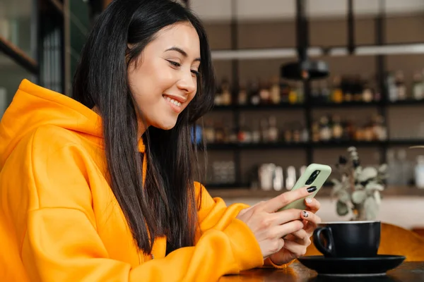 Leende Asiatisk Kvinna Som Använder Mobiltelefon Sittande Caféet — Stockfoto