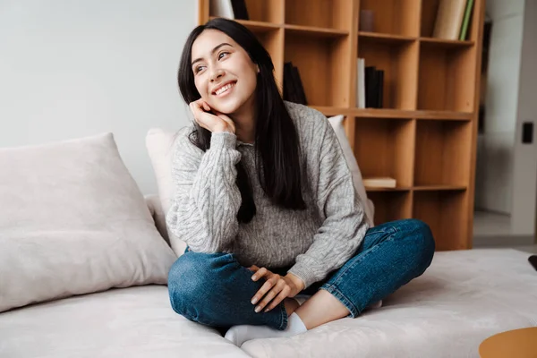 Retrato Una Mujer Sonriente Sentada Sofá Estilo Casual Sesión Interior — Foto de Stock