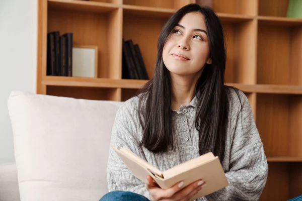 Joven Mujer Feliz Leyendo Libro Mientras Está Sentado Sofá Sala —  Fotos de Stock