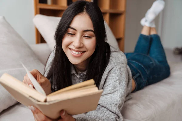 Joven Mujer Feliz Leyendo Libro Mientras Está Sentado Sofá Sala — Foto de Stock