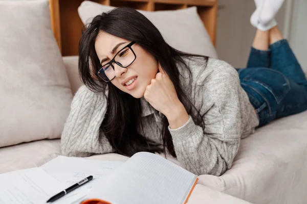 Umtriebige Attraktive Junge Frau Studiert Während Sie Hause Auf Der — Stockfoto