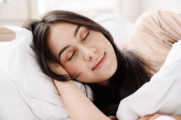 침대에 매력적 미소짓는 여성의 — 스톡 사진