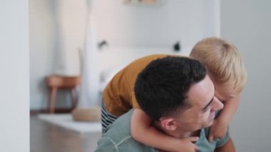 Neşeli bir oğul koşar ve babasını kucaklar.
