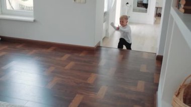 Neşeli bir erkek bebek eve geliyor.