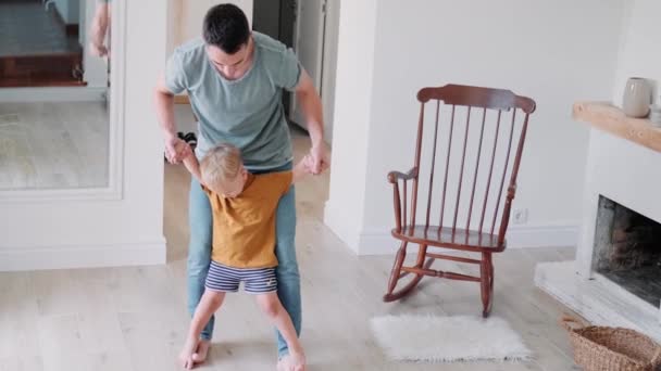 Ένας Ευτυχισμένος Πατέρας Περπατώντας Πόδια Του Στο Δωμάτιο — Αρχείο Βίντεο