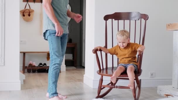 Ein Kleiner Junge Sitzt Hause Auf Schaukelstuhl — Stockvideo