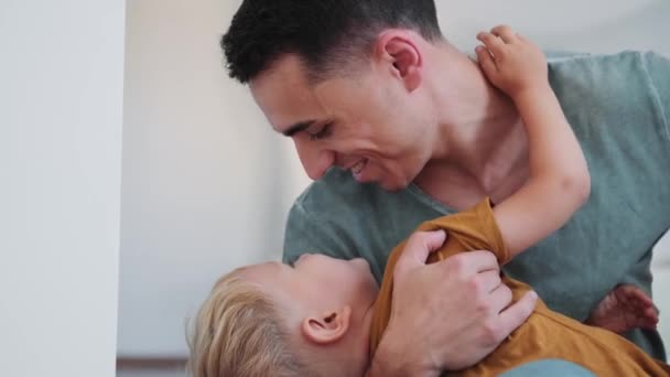 Uma Vista Perto Recortada Menino Alegre Jogando Seu Pai Casa — Vídeo de Stock