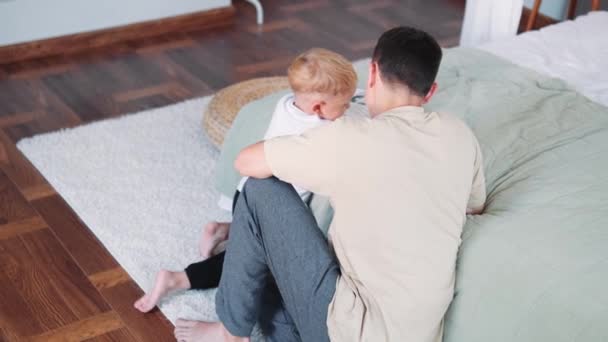 Padre Pasando Tiempo Con Pequeño Hijo Mientras Lee Libro Abraza — Vídeos de Stock