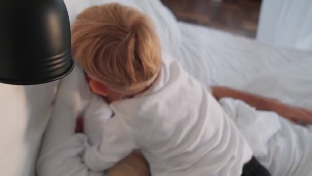 Ein Vater Verbringt Zeit Mit Seinem Sohn Hause Schlafzimmer — Stockvideo