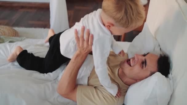 Een Gelukkige Vader Heeft Plezier Met Zijn Zoon Thuis — Stockvideo