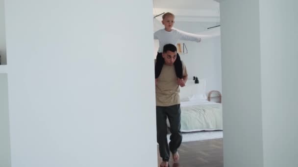 Ein Vater Trägt Sein Kleines Kind Hause Auf Den Schultern — Stockvideo