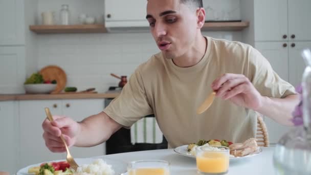 Pai Alimentando Seu Bebê Cozinha Casa — Vídeo de Stock