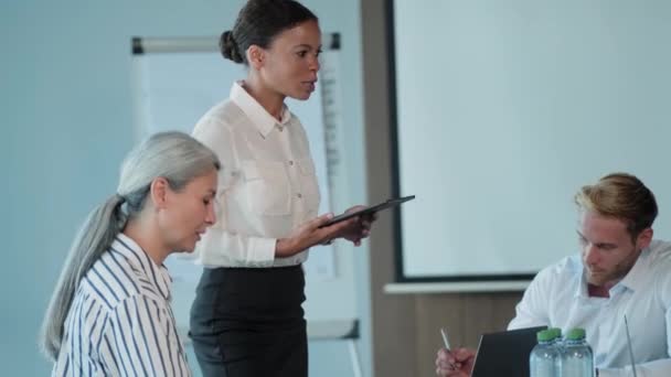 Una Seria Mujer Negocios Afroamericana Hablando Con Sus Socios Mientras — Vídeo de stock