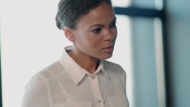 Ciddi Bir Afrikalı Amerikalı Kadını Konferansta Beyin Fırtınası Sırasında Ortaklarıyla — Stok video