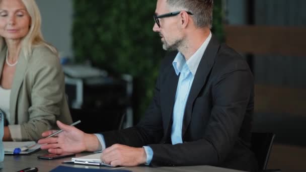 Ein Seriöser Erwachsener Geschäftsmann Mit Brille Unterschreibt Eine Vereinbarung Über — Stockvideo