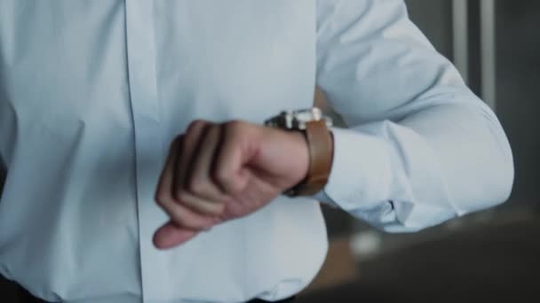 一位自信的商人与站在办公室里的同事握手 — 图库视频影像