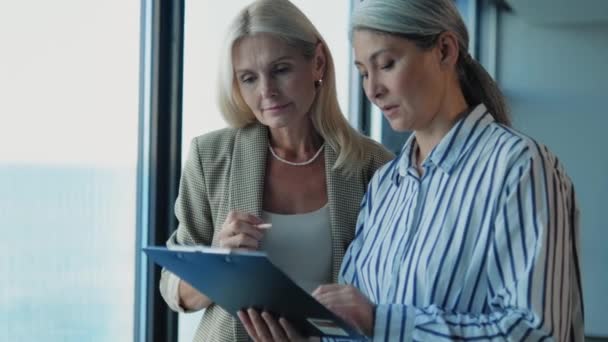 Dos Mujeres Socias Hablan Proyectos Trabajo Con Documentos Oficina — Vídeo de stock