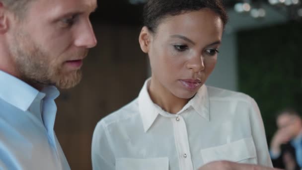 Una Vista Recortada Los Socios Negocios Hombre Mujer Americana Hablando — Vídeo de stock