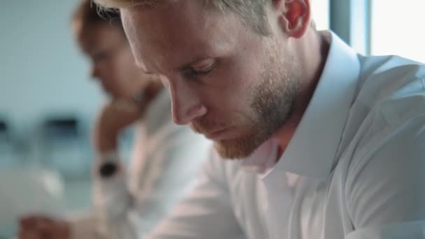 Una Visión Cerca Hombre Negocios Serio Que Trabaja Sentado Mesa — Vídeo de stock