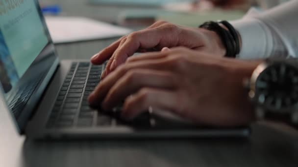 Ofisteki Masada Oturan Klavyede Dizüstü Bilgisayar Kullanan Bir Adamının Yakın — Stok video