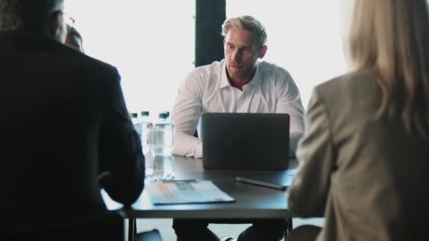 Compañeros Trabajo Sentados Oficina Discutiendo Proyectos Mientras Trabajan Durante Conferencia — Vídeo de stock