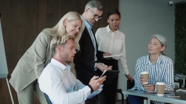 Grupo Trabalhadores Satisfeitos Conversando Durante Discussão Projetos Durante Conferência Mesa — Vídeo de Stock