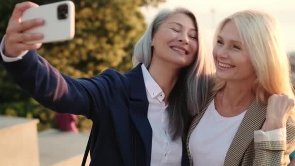 Ευτυχισμένες Επιχειρηματίες Τραβώντας Selfie Φωτογραφία Ενώ Περπατάτε Στο Δρόμο — Αρχείο Βίντεο