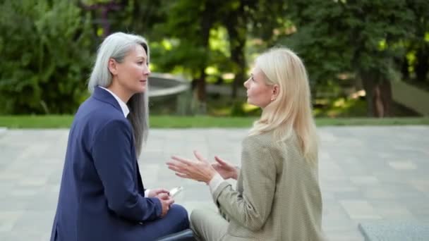 Zadní Pohled Dobře Vypadající Zralé Podnikatelky Mluvit Zatímco Sedí Lavičce — Stock video