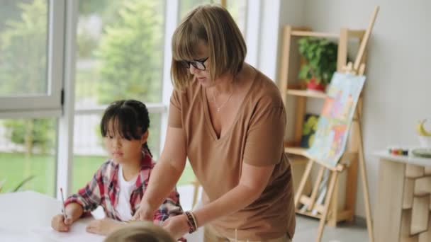 Woman Teacher Explain Children Colors Palette Pencils Art School — Stock Video